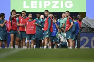 Ronaldo và các tuyển thủ Bồ Đào Nha trước buổi tập trên sân Red Bull Arena, Leipzig, Đức ngày 17/6. Ảnh: AP.