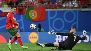 Stanek ngăn chặn một tình huống dứt điểm của Ronaldo trong trận CH Czech thua Bồ Đào Nha ở Euro 2024.