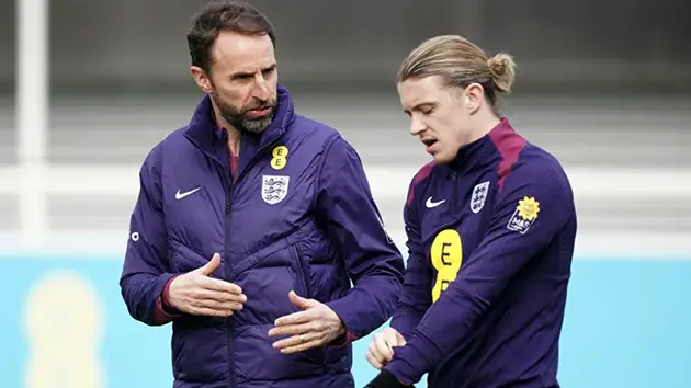 Phong cách thời trang của HLV Gareth Southgate và các cộng sự ở đội tuyển Anh có phần thay đổi