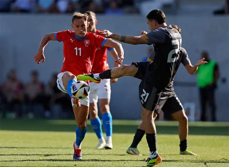 Tiền vệ CH Czech Jan Kuchta (số 11) tranh bóng trong trận giao hữu thắng Bắc Macedonia 2-1 ngày 10/6